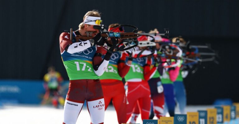 Дебют латвийских биатлонистов в смешанной эстафете на ОИ-2026: 12-е место