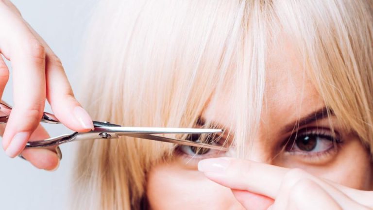 Вот лучшие варианты челки против старения для весны 2026 года: она смягчает черты лица, подчеркивает глаза и добавляет нотку французского шика.