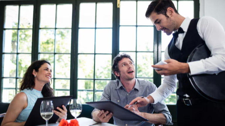 Официанты оценивают вас за 30 секунд: 8 деталей, от которых зависит сервис