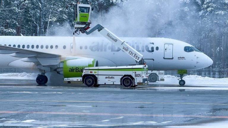Из-за тумана и сильного холода задерживаются рейсы airBaltic из Риги
