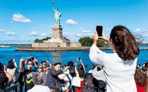 Планы Маска поменялись: SpaceX отложила Марс и собирается на Луну