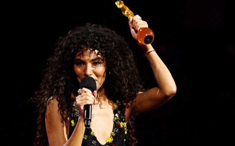 BRIT Awards 2026: триумф Оливии Дин, сюрпризы на сцене и скандалы с цензурой
