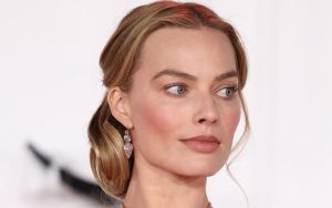 Естественный макияж с лёгким розовым румянцем в стиле Brontë Blush, вдохновлённый образом Марго Робби