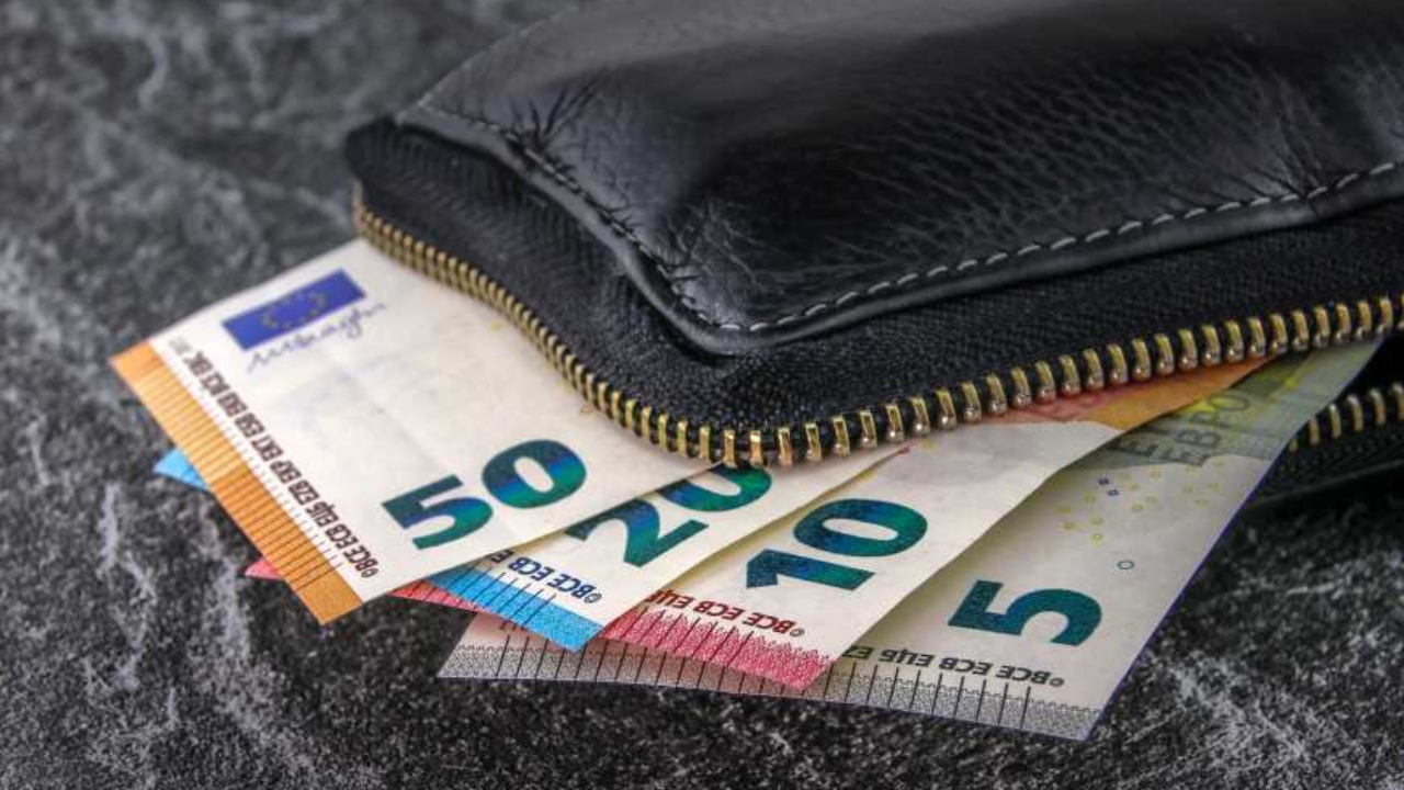 Что положить в кошелёк, чтобы притянуть деньги: советы фэншуй для каждого знака зодиака