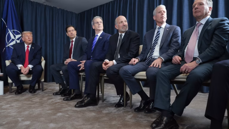 «Все ребята уже носят их»: Трамп дарит всем одинаковые туфли за 145 долларов