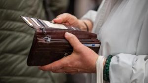 Более 10 тысяч подписей за три дня: жители Латвии требуют не снижать оплату сверхурочных