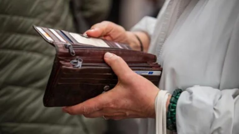 Каждый третий житель Латвии боится не справиться с оплатой коммунальных счетов