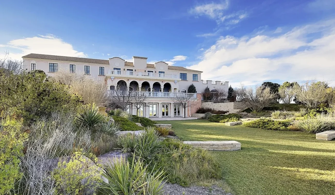 В США проводят обыск на ранчо Зорро, принадлежавшем Джеффри Эпштейну: ищут тела жертв