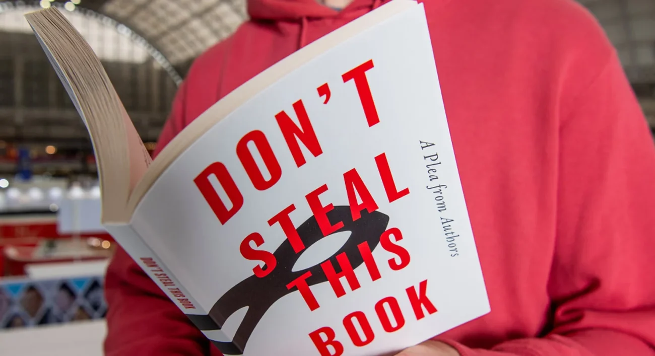 Более 10 тысяч писателей выпустили книгу без текста в знак против ИИ