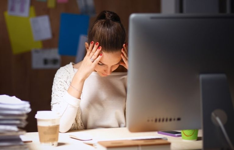 Сейм Латвии утвердил компромисс по оплате труда при сокращении доплат за сверхурочную работу