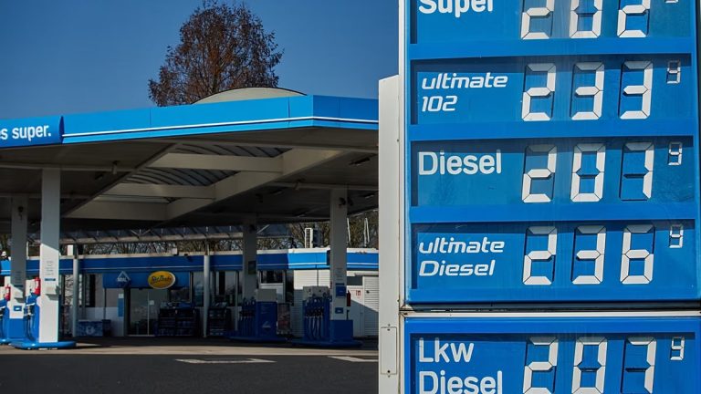 Нефть рекордно дешевеет на заявлениях Трампа, но европейские АЗС не спешат снижать цены