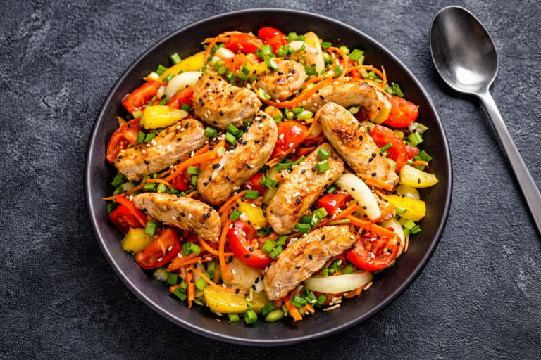 Теплый салат с курицей за 25 минут: простой рецепт на каждый день