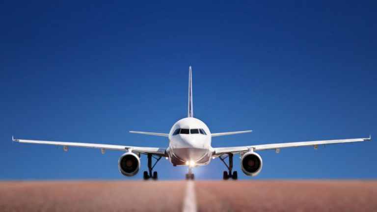 Ryanair в летнем сезоне отменяет полеты из Риги по шести направлениям