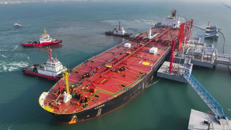 Иран жестко предупредил о возможном скачке цен на нефть до 200 долларов за баррель