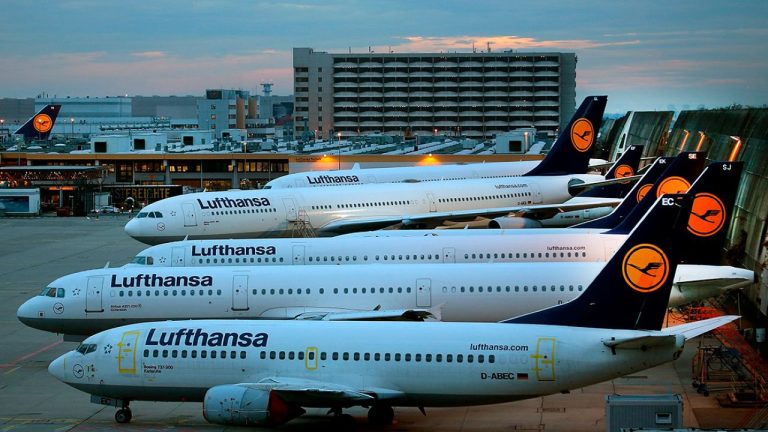 Забастовка пилотов Lufthansa нарушит авиарейсы в Европе: как это коснется латвийских пассажиров