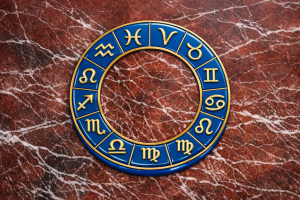 зодиакальный круг со знаками зодиака на нейтральном фоне — иллюстрация к гороскопу на пятницу 13 марта 2026 года.