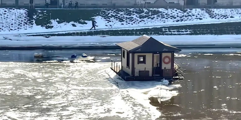 Жители Вильнюса спасали плывущий по реке дом популярного литовского блогера