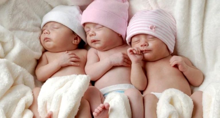 В Риге родились первые в этом году тройняшки: теперь у родителей - восемь детей