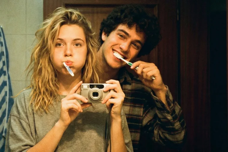 Чистка зубов зубной щёткой перед зеркалом — базовый элемент ежедневной гигиены полости рта.