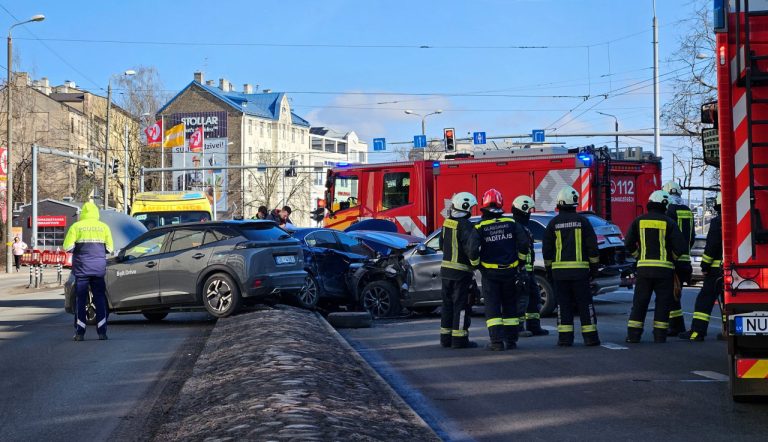 Жесткое столкновение на Чака: три автомобиля вдребезги, на месте работают экстренные службы