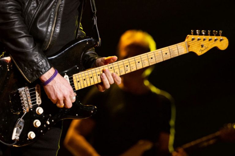 Исторический рекорд на торгах: гитара лидера Pink Floyd Дэвида Гилмора стала самой дорогой в мире