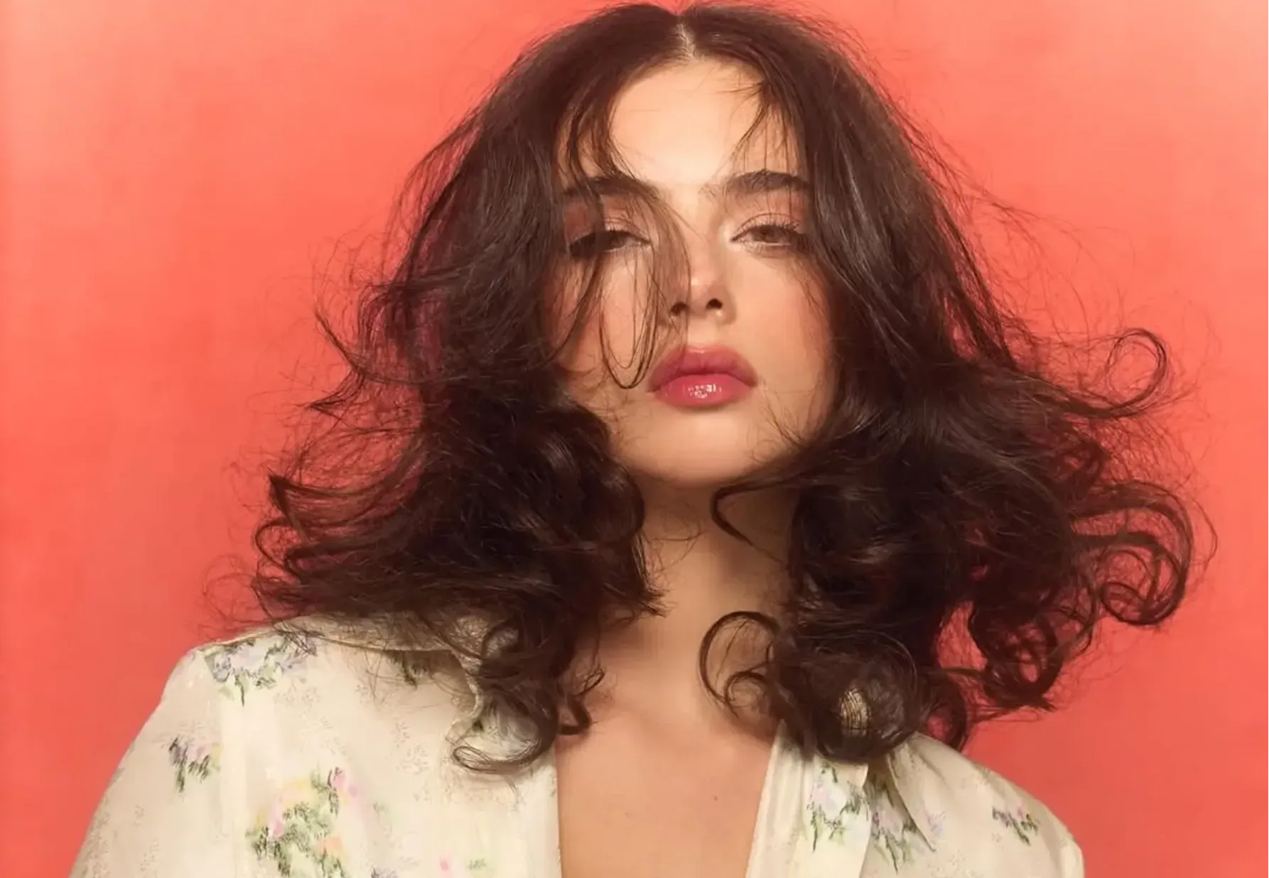 Дочь Моники Беллуччи снялась в провокационной модной фотосессии с бантами и разрезами