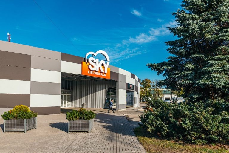 Миллионный долг и пустые полки: сеть супермаркетов Sky закрыла ещё один магазин