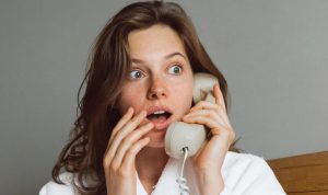 Девушка узнает чью-то тайну по телефону