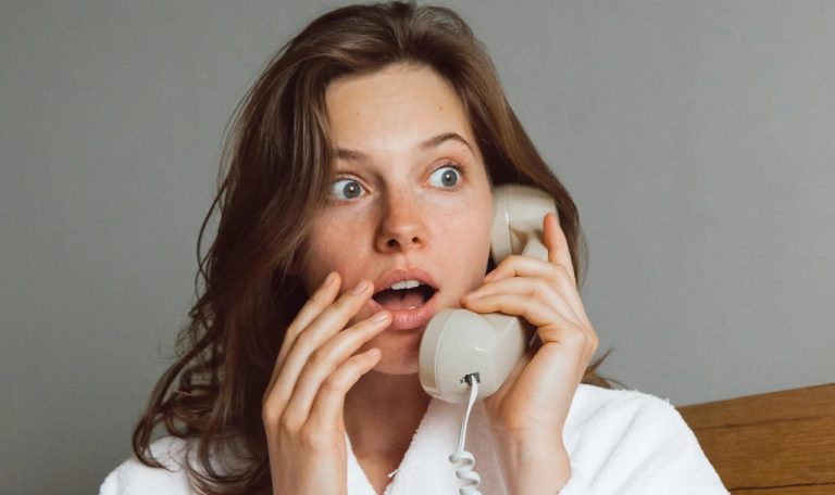 Девушка узнает чью-то тайну по телефону