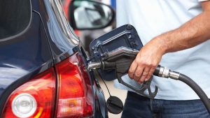 Заправка автомобиля бензином на АЗС в Риге