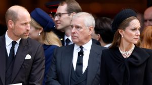 Специалисты по чтению по губам расшифровывают разговоры знаменитостей на светских мероприятиях и публикуют их в соцсетях.