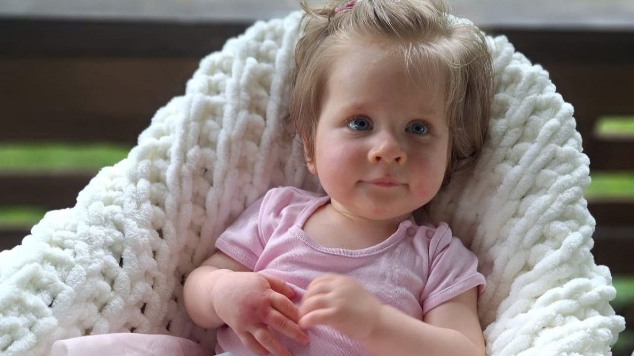 «Зеленая лампа»:  1,5-летней Дарте из Юрмалы нужна помощь для оплаты очень важной реабилитации