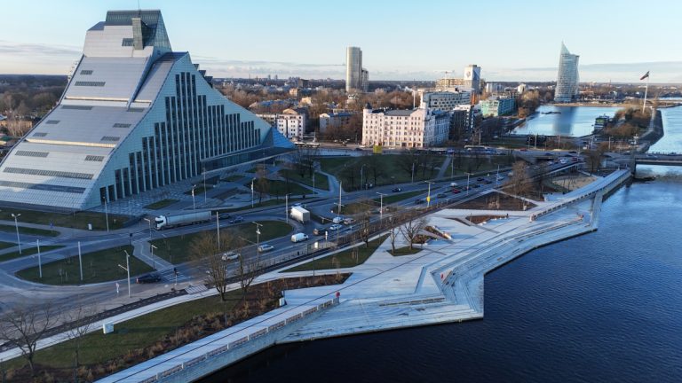 Бетон крошится, перила ненадёжны: строителей променада Мукусалас обязали исправить ошибки