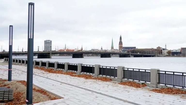 Проблемы с качеством нового променада на улице Мукусалас в Риге — бетон крошится, Рижская дума проводит проверку