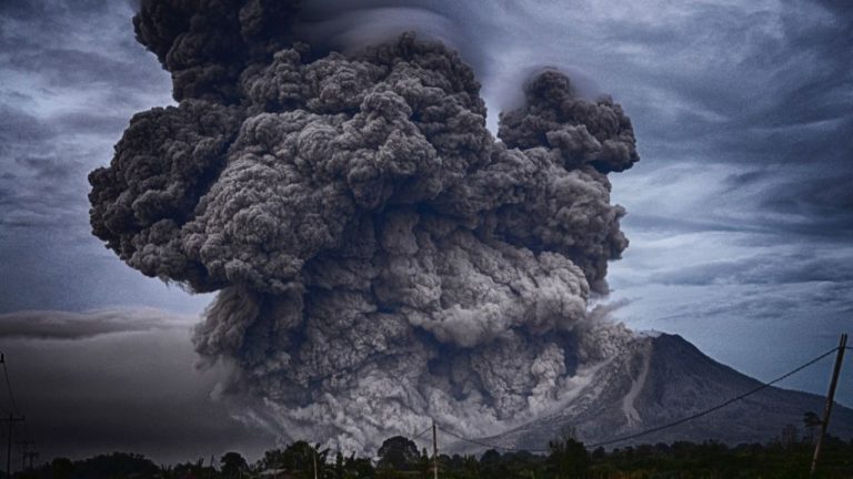 Извержение вулкана на Филиппинах: столб пепла поднялся на 5 км
