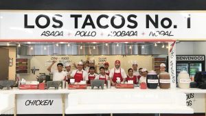 тако с острым соусом сальса в мексиканском ресторане Los Tacos No.1 в Нью-Йорке.