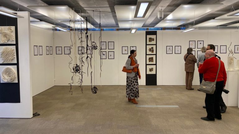 В тихом центре Риги открылась необычная выставка: графика и текстиль создают новое пространство искусства