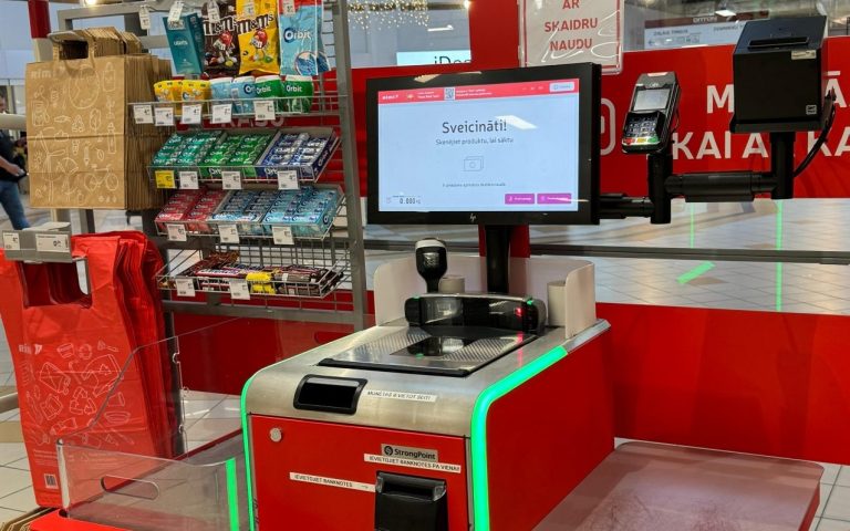 Больше не нужно ждать продавца: в магазинах Rimi начали проверять возраст через приложение Smart-ID