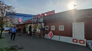 В тихом центре Риги открылась необычная выставка: графика и текстиль создают новое пространство искусства