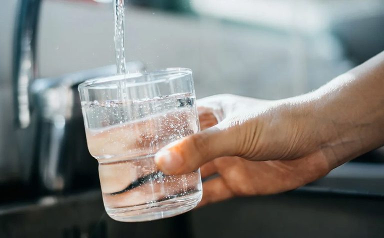 Rīgas ūdens начинает масштабную промывку труб и предупреждает о временном помутнении воды