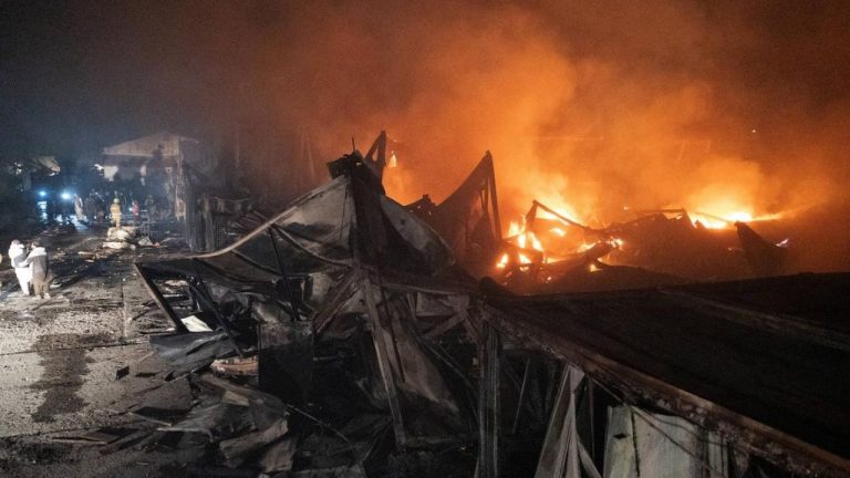 Афганистан заявил о 400 погибших в результате удара по больнице в Кабуле; Пакистан отрицает обвинения