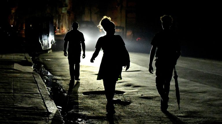 Масштабный блэкаут на Кубе: миллионы людей остались без света