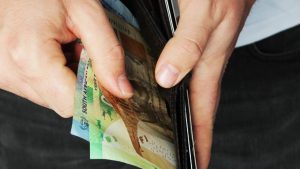 Сервис Bolt повышает минимальную стоимость поездок в Латвии из-за подорожания топлива