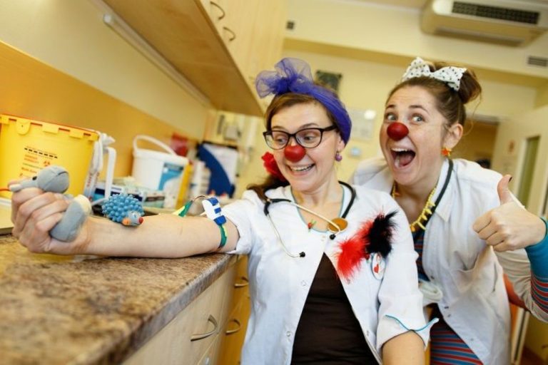 Смех лечит: «Доктор-клоун» запускает пилотный проект для поддержки пожилых людей