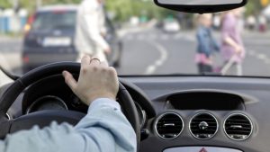 Осторожный водитель за рулём автомобиля в городском потоке — спокойное и безопасное вождение.