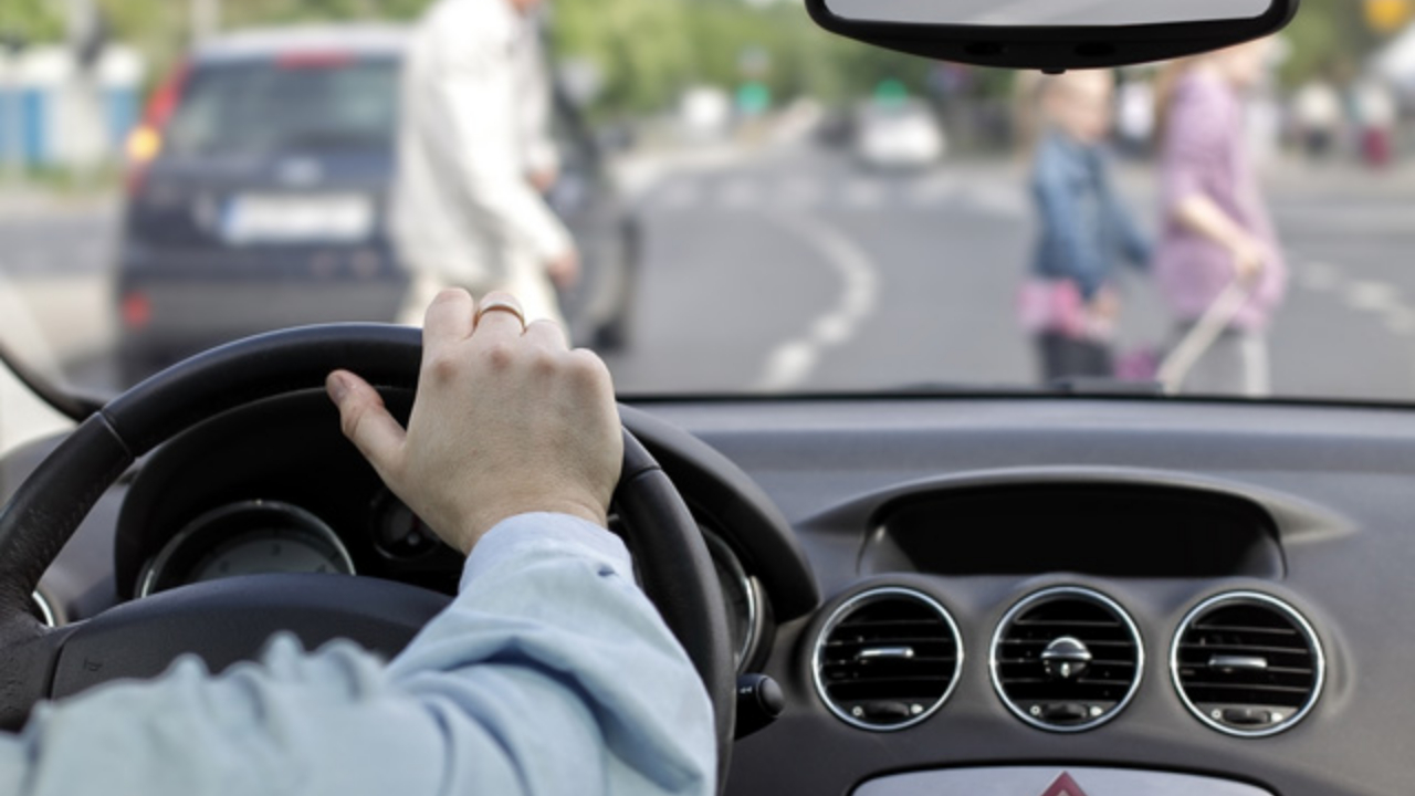 Осторожный водитель за рулём автомобиля в городском потоке — спокойное и безопасное вождение.