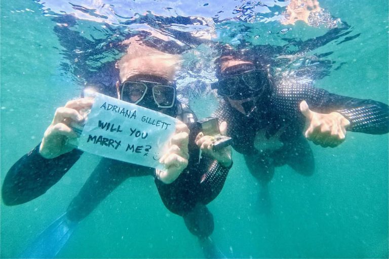 Фронтмен Metallica сделал предложение избраннице в окружении акул