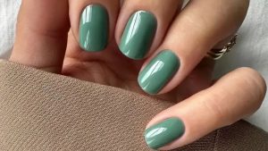 Модный весенний маникюр 2026: пастельные и яркие оттенки ногтей — лаванда, зелёный, голубой, красный и перламутр.