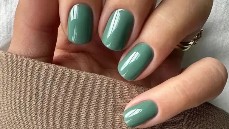 Модный весенний маникюр 2026: пастельные и яркие оттенки ногтей — лаванда, зелёный, голубой, красный и перламутр.