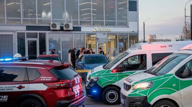 Попытка ограбления банка Artea в Вильнюсе сорвалась: пострадала сотрудница банка, преступника ищут